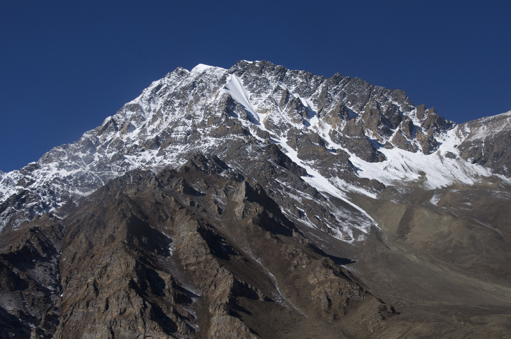 Et en face, le Pisang Peak avec un très bel itinairaire en face Nord… À quand une prochaine ascension?